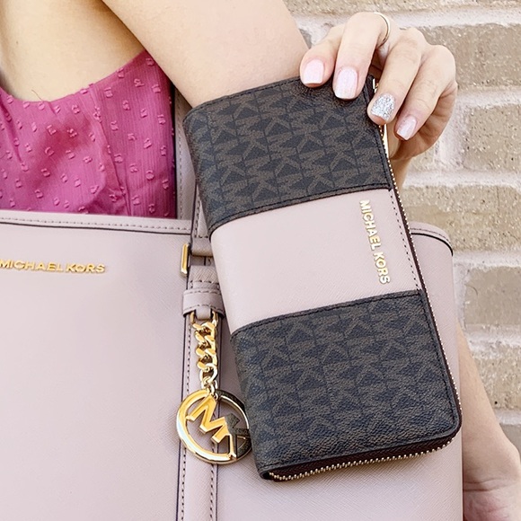 Gaby’sBags💕Michael Kors large zip wallet - Picture 2 of 5